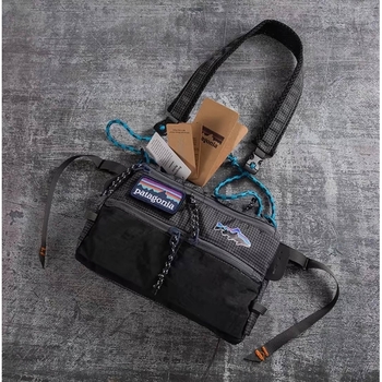 Schwarze Umhängetasche mit Patch