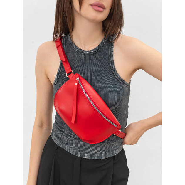 Die Tasche hat einen dünnen Riemen und einen Reißverschluss.