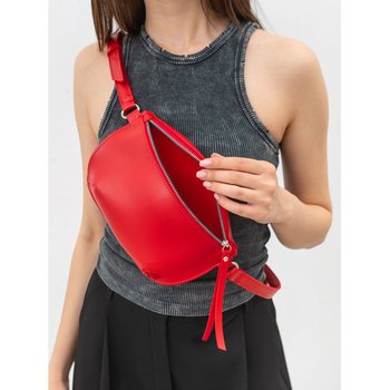 Die Tasche hat einen dünnen Riemen und einen Reißverschluss.