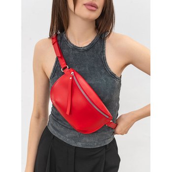 Die Tasche hat einen dünnen Riemen und einen Reißverschluss.